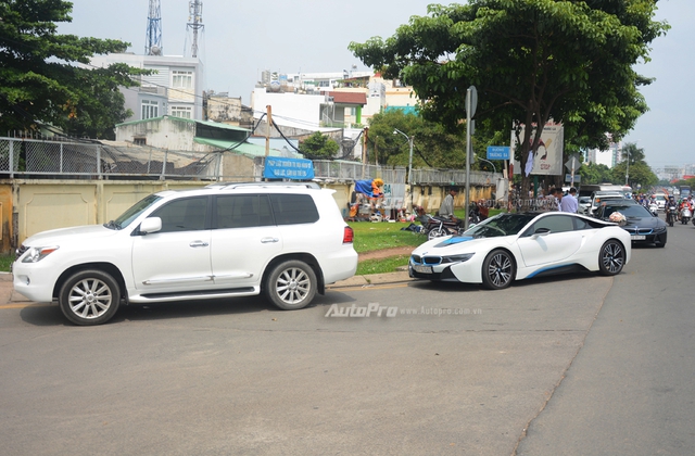 Bộ đôi BMW i8 cùng dàn xe sang tiền tỷ rước dâu tại Sài thành - Ảnh 1.