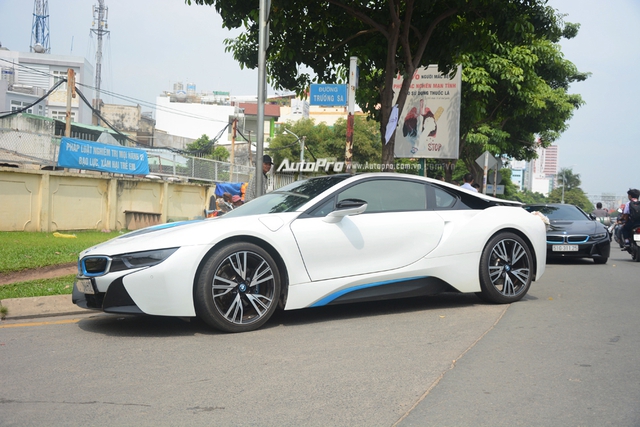 Bộ đôi BMW i8 cùng dàn xe sang tiền tỷ rước dâu tại Sài thành - Ảnh 5.