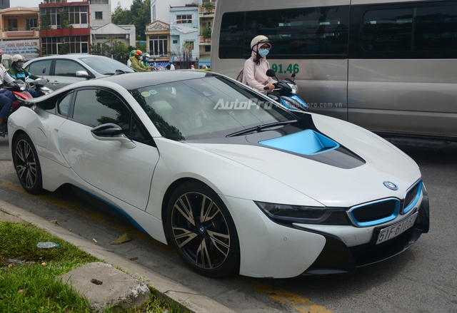 Bộ đôi BMW i8 cùng dàn xe sang tiền tỷ rước dâu tại Sài thành - Ảnh 12.