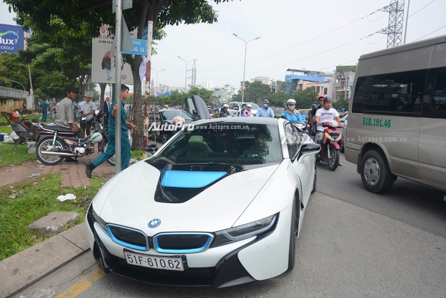 Bộ đôi BMW i8 cùng dàn xe sang tiền tỷ rước dâu tại Sài thành - Ảnh 10.