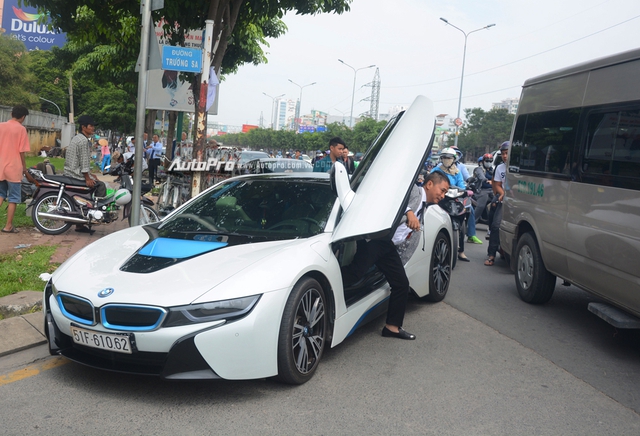 Bộ đôi BMW i8 cùng dàn xe sang tiền tỷ rước dâu tại Sài thành - Ảnh 13.