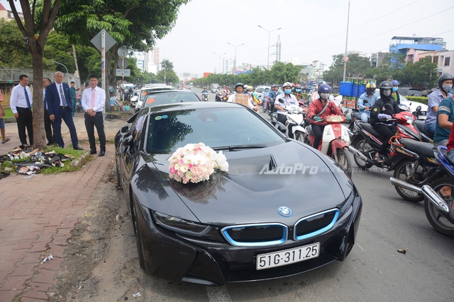 Bộ đôi BMW i8 cùng dàn xe sang tiền tỷ rước dâu tại Sài thành - Ảnh 6.