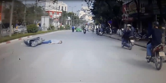 Video người đi xe máy tự ngã vì phanh gấp khi gặp ô tô sang đường tại Hà Nội - Ảnh 5.