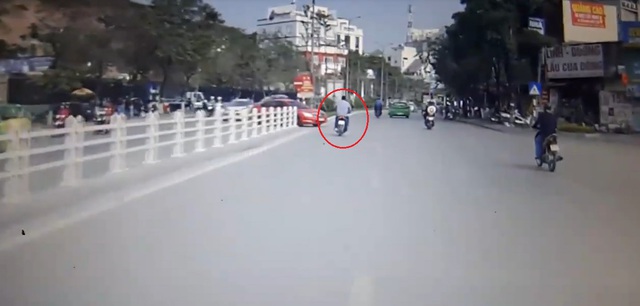 Video người đi xe máy tự ngã vì phanh gấp khi gặp ô tô sang đường tại Hà Nội - Ảnh 3.