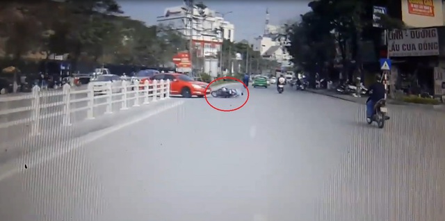 Video người đi xe máy tự ngã vì phanh gấp khi gặp ô tô sang đường tại Hà Nội - Ảnh 4.