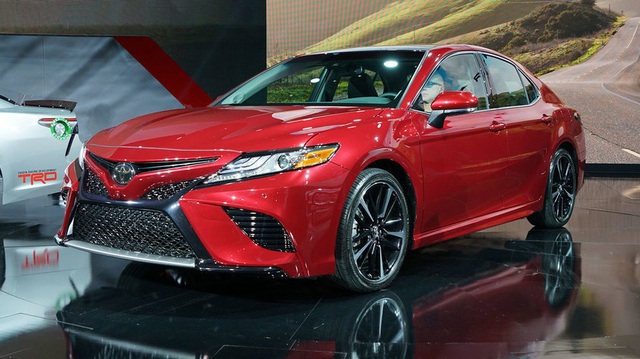 Toyota Camry 2018: Lột xác về thiết kế từ trong ra ngoài, thêm động cơ mới