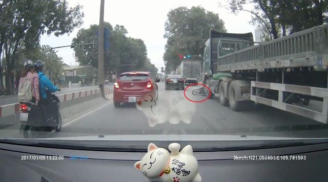 Rùng mình với video cô gái đi xe máy bị xe container cuốn vào gầm tại Hà Nội - Ảnh 2.