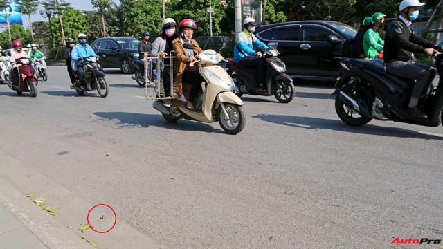 Cảnh giác trước “bẫy chông” có thể phá lốp xe trên đường phố Hà Nội - Ảnh 1.