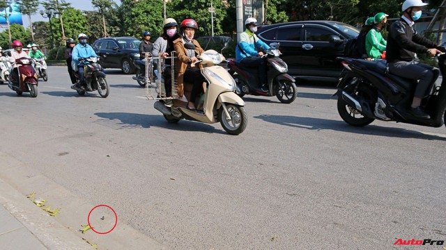 Cảnh giác trước “bẫy chông” có thể phá lốp xe trên đường phố Hà Nội - Ảnh 1. Cảnh giác trước “bẫy chông” có thể phá lốp xe trên đường phố Hà Nội - Ảnh 1.