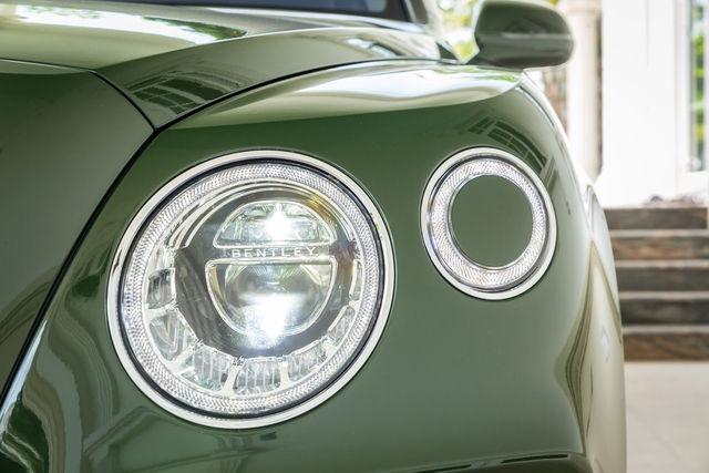 Cận cảnh Bentley Bentayga cá nhân hóa độc nhất Việt Nam - Ảnh 5.