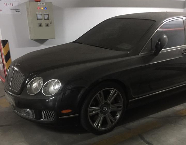 Bentley tiền tỷ phủ bụi trong hầm đỗ xe - Ảnh 1.