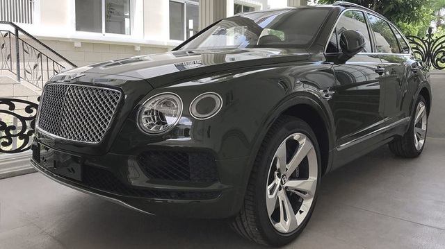 Thiếu gia 9X Sài thành tậu thêm Bentley Bentayga màu độc nhất Việt Nam