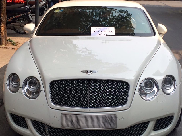 Bentley Continental GT Speed bị dán giấy Không có văn hóa đỗ xe - Ảnh 1.