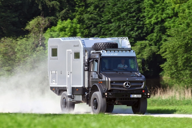 Biến xe tải của Mercedes-Benz thành nhà di động - Ảnh 1.