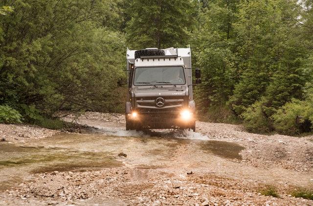 Biến xe tải của Mercedes-Benz thành nhà di động - Ảnh 3.