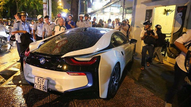 BMW i8 của tay chơi Sài thành bị ông Đoàn Ngọc Hải "tuýt còi" khi đỗ sai quy định