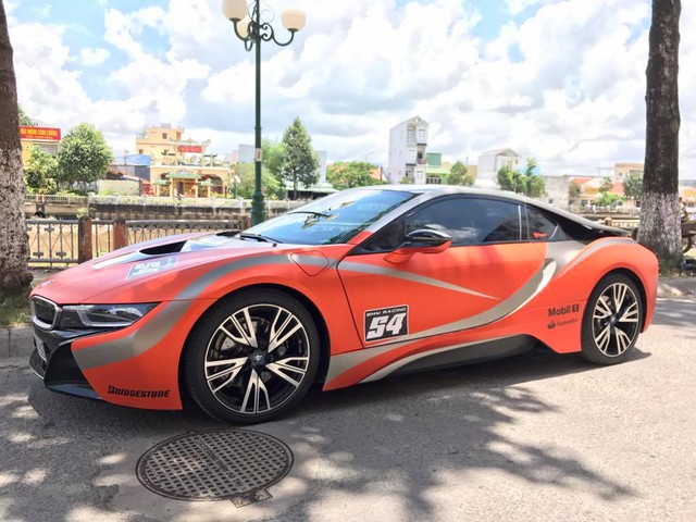 Thiếu gia vé số Sóc Trăng thay áo cho hàng hot BMW i8 biển san bằng tất cả - Ảnh 1.