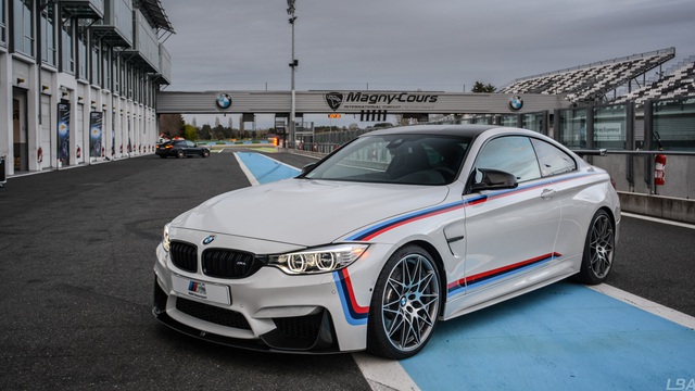 Mua BMW M4 đặc biệt được "cho không" siêu mô tô S1000RR 2017 và đồng hồ đeo tay
