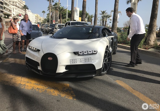 Hàng chục du khách vây quanh siêu xe Bugatti Chiron Panda của tay chơi Ả Rập - Ảnh 6.