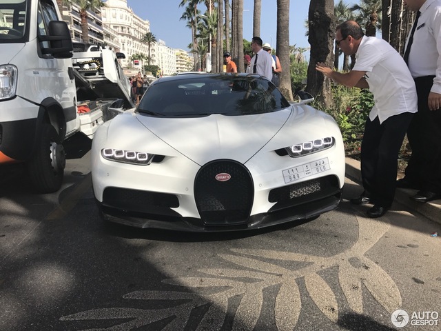 Hàng chục du khách vây quanh siêu xe Bugatti Chiron Panda của tay chơi Ả Rập - Ảnh 1.