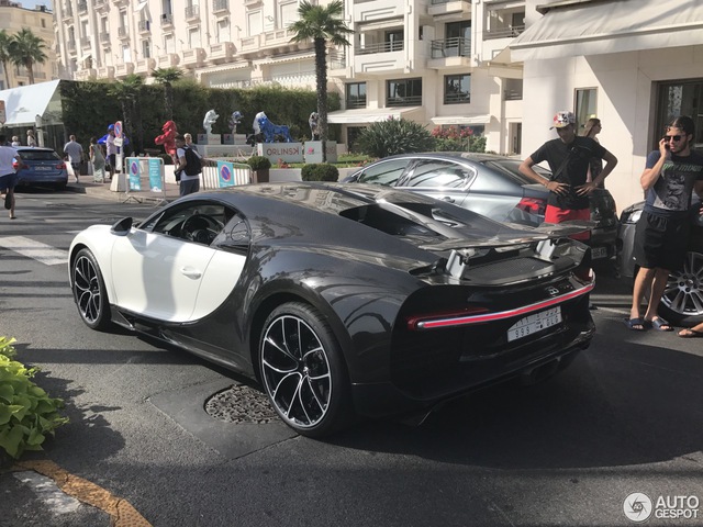 Hàng chục du khách vây quanh siêu xe Bugatti Chiron Panda của tay chơi Ả Rập - Ảnh 9.