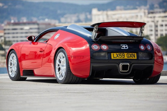 Bugatti Veyron Grand Sport đỏ rực 8 tuổi rao bán gần 39 tỷ Đồng - Ảnh 3.