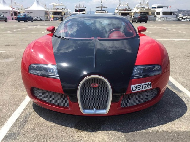 Bugatti Veyron Grand Sport đỏ rực 8 tuổi rao bán gần 39 tỷ Đồng - Ảnh 1.
