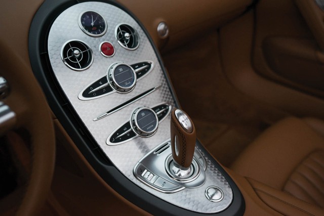 “Vua xe mui trần Bugatti Veyron Grand Sport chuẩn bị lên sàn - Ảnh 10.