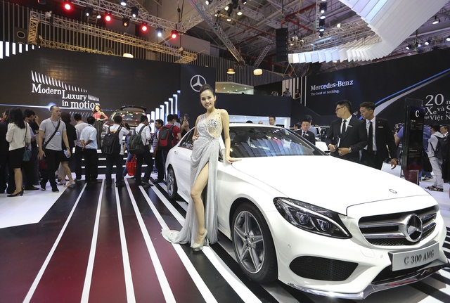 Mercedes-Benz lại chiếm trọn gian hàng lớn nhất tại Triển lãm ô tô Việt Nam 2017 - Ảnh 1.