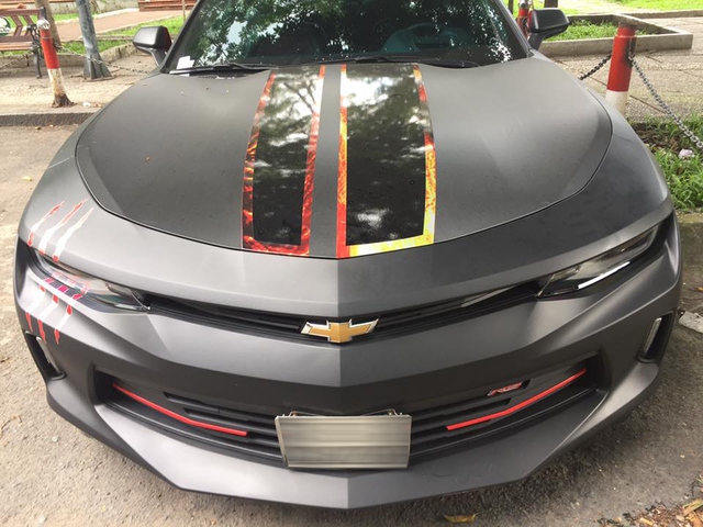 Chevrolet Camaro 2017 xuất hiện trên phố Sài thành với ngoại thất đen nhám cá tính - Ảnh 1.