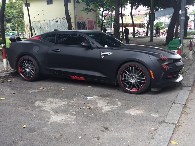 Chevrolet Camaro 2017 xuất hiện trên phố Sài thành với ngoại thất đen nhám cá tính - Ảnh 2. Chevrolet Camaro 2017 xuất hiện trên phố Sài thành với ngoại thất đen nhám cá tính - Ảnh 2.