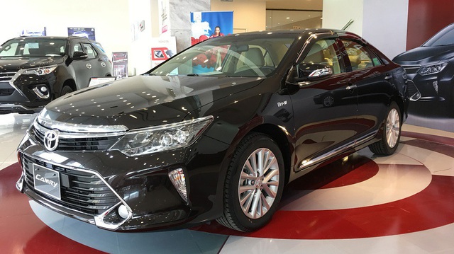 Khuyến mại nối tiếp, giá xe Toyota lại giảm sâu, tạo đáy mới