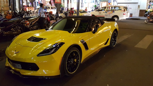 Hàng hiếm Chevrolet Corvette C7 Z06 mui trần biển đẹp dạo chơi tối 29 Tết
