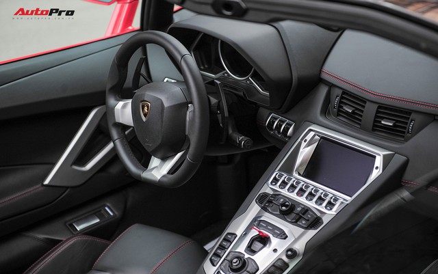 Chán phong cách Dubai, Lamborghini Aventador Roadster về màu nguyên bản tại Hà Nội - Ảnh 12.
