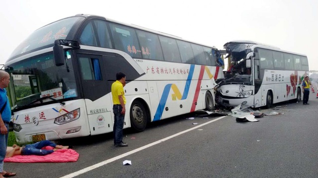 Xe buýt mất phanh, cày nát hàng chục xe ô tô