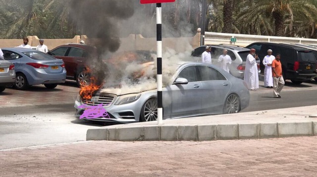 Xe sang Mercedes-Benz S-Class bốc cháy dưới cái nắng mùa hè
