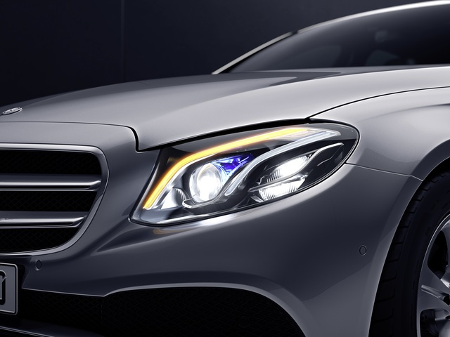 Mercedes-Benz ra mắt E300 AMG lắp trong nước, rẻ hơn bản nhập 370 triệu Đồng - Ảnh 2.