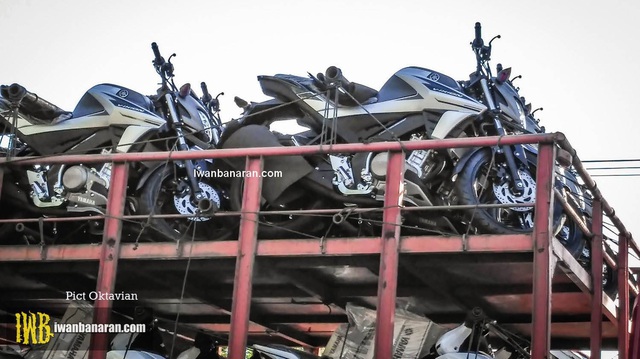 Bắt gặp lô xe côn tay Yamaha V-Ixion 2017 được vận chuyển đến đại lý