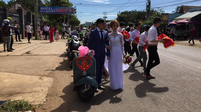 Vespa cổ cùng 15 chiếc mô tô "khủng" rước dâu tại Đồng Nai