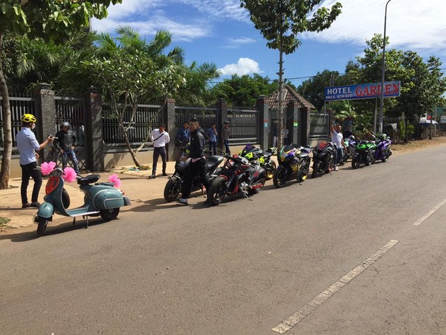 Vespa cổ cùng 15 chiếc mô tô khủng rước dâu tại Đồng Nai - Ảnh 2.