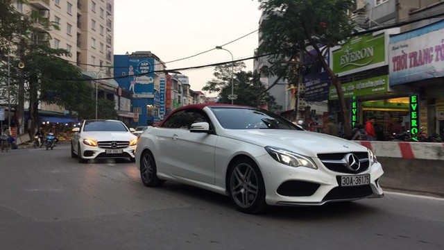Mercedes-Maybach S600 trị giá 14,2 tỷ Đồng cùng dàn xe sang rước dâu đình đám tại Hà thành - Ảnh 2.