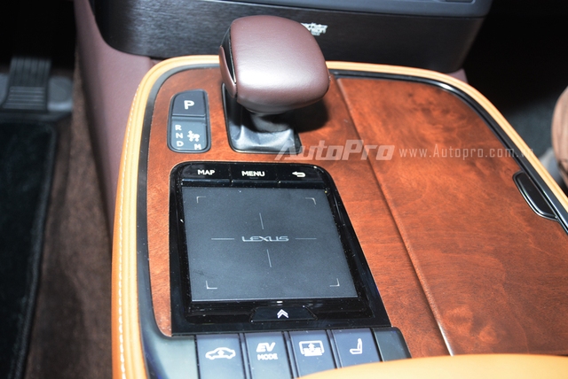 Khám phá Lexus LS 500h 2018, ngập tràn công nghệ, thiết kế đẹp mắt, tiết kiệm nhiên liệu - Ảnh 17. Khám phá Lexus LS 500h 2018, ngập tràn công nghệ, thiết kế đẹp mắt, tiết kiệm nhiên liệu - Ảnh 17.