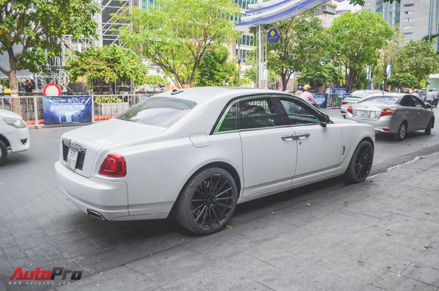 Rolls-Royce Ghost của đại gia Đà Lạt trên phố Sài thành - Ảnh 1.