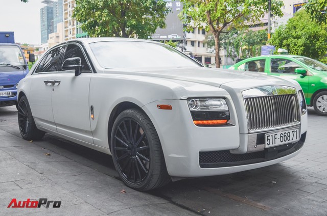 Rolls-Royce Ghost của đại gia Đà Lạt trên phố Sài thành - Ảnh 2.