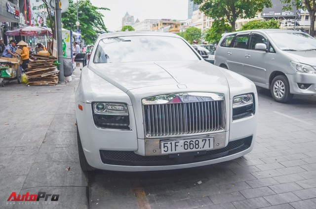 Rolls-Royce Ghost của đại gia Đà Lạt trên phố Sài thành - Ảnh 3.