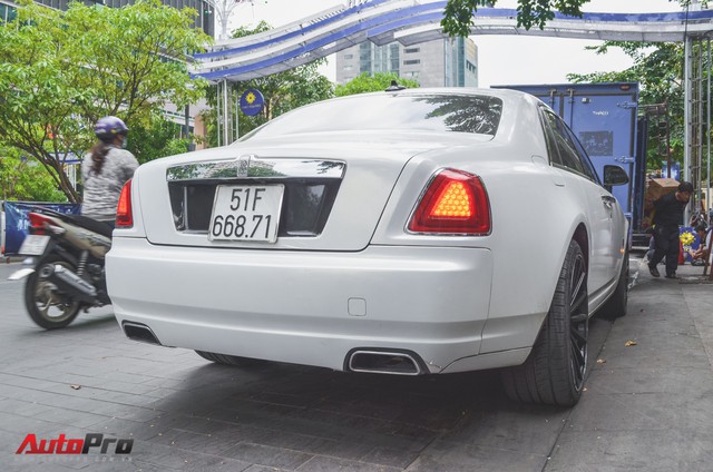 Rolls-Royce Ghost của đại gia Đà Lạt trên phố Sài thành - Ảnh 7.