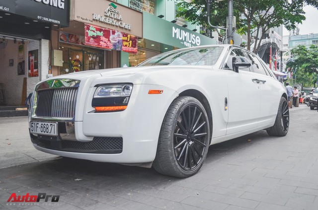Rolls-Royce Ghost của đại gia Đà Lạt trên phố Sài thành - Ảnh 4.