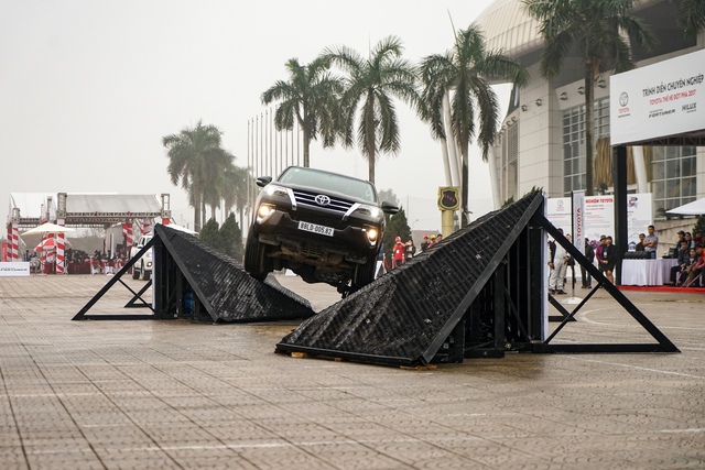 Hồi hộp xem Toyota Fortuner 2017 thử khả năng chống lật - Ảnh 3. Hồi hộp xem Toyota Fortuner 2017 thử khả năng chống lật - Ảnh 3.