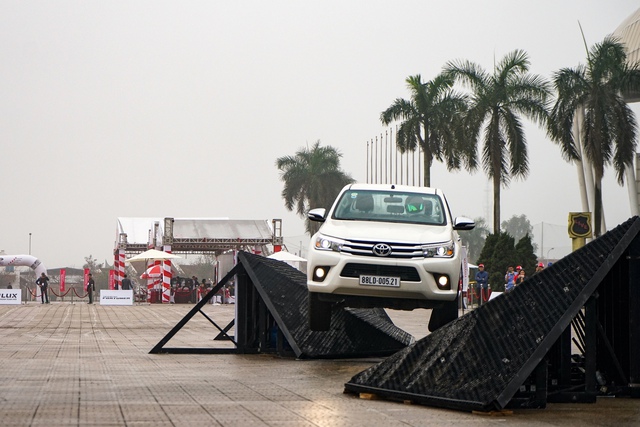 Hồi hộp xem Toyota Fortuner 2017 thử khả năng chống lật - Ảnh 2. Hồi hộp xem Toyota Fortuner 2017 thử khả năng chống lật - Ảnh 2.