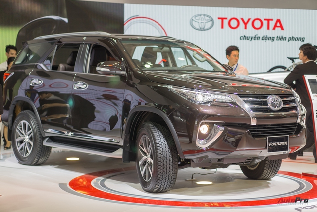 Toyota Fortuner 2017 bất ngờ giảm giá; nhiều mẫu xe hơi được khuyến mại để kích cầu - Ảnh 1.